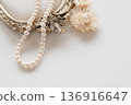Flower and pearl necklace 136916647