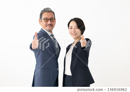 做膽量姿勢的企業人 做膽量姿勢的企業人 136916962