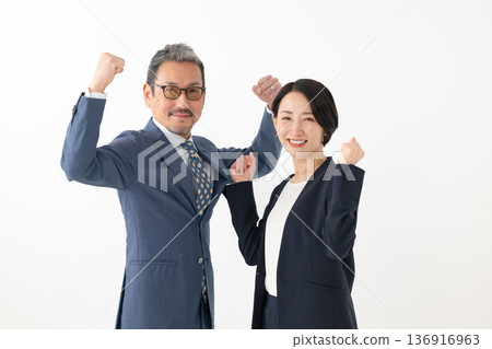 做膽量姿勢的企業人 做膽量姿勢的企業人 136916963