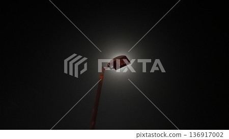 夜空中漂浮的路燈 136917002