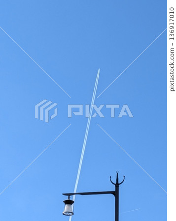 路燈和飛機雲 136917010