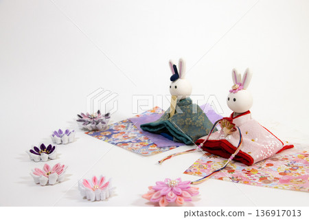 一隻穿著十二層和服的兔子玩偶 136917013