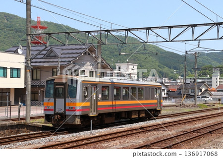 [K] Kiha 120 series train departing from Niimi Station on the Kishin Line (Tsuyama ⇔ Niimi) 136917068
