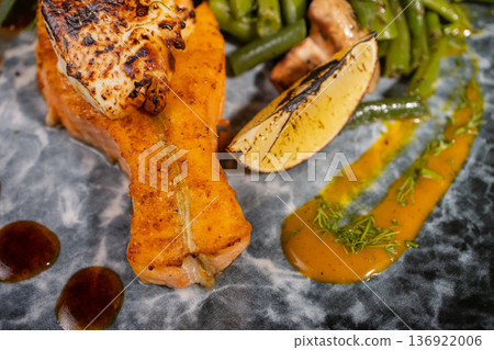 Fried salmon with vegetables and mushrooms 136922006