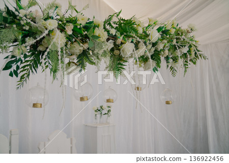 Decorating a wedding table with fresh flowers Decorating a wedding table with fresh flowers 136922456