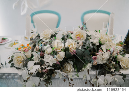 Decorating a wedding table with fresh flowers Decorating a wedding table with fresh flowers 136922464