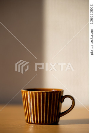 光影邊界與咖啡杯（垂直） 136923008