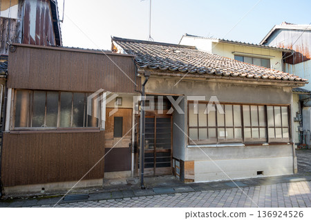 日本岡山縣牛戶町一棟古老而美麗的建築 日本岡山縣牛戶町一棟古老而美麗的建築 136924526