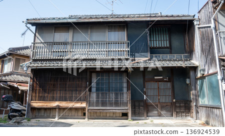 日本岡山縣牛戶町一棟古老而美麗的建築 日本岡山縣牛戶町一棟古老而美麗的建築 136924539