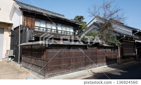 日本岡山縣牛戶町一棟古老而美麗的建築 日本岡山縣牛戶町一棟古老而美麗的建築 136924560