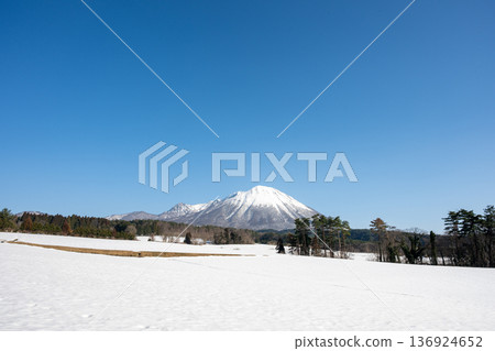 日本鳥取縣山美麗的春日景色 136924652