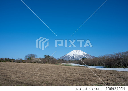 日本鳥取縣山美麗的春日景色 日本鳥取縣山美麗的春日景色 136924654