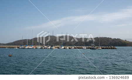 日本岡山縣瀨戶內市牛戶市美麗的春季海景 136924689