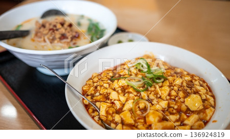 各種美味的日本料理 136924819