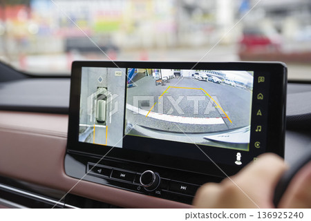 車載導航系統上的後視攝影機顯示 136925240