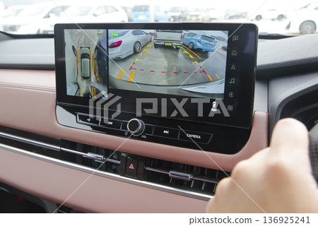 車載導航系統上的後視攝影機顯示 136925241