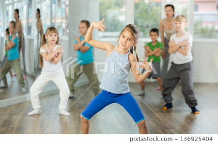 Group of children dancing hip hop 136925404