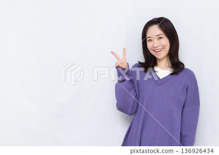 做和平標誌的婦女 136926434