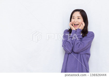 微笑和驚訝的女人 136926444
