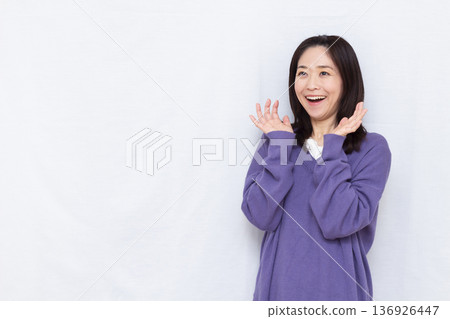 微笑和驚訝的女人 136926447