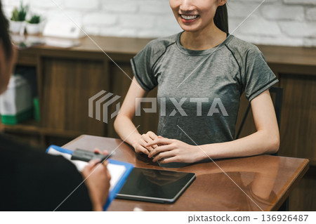 一名女子在健身房接受指導 136926487