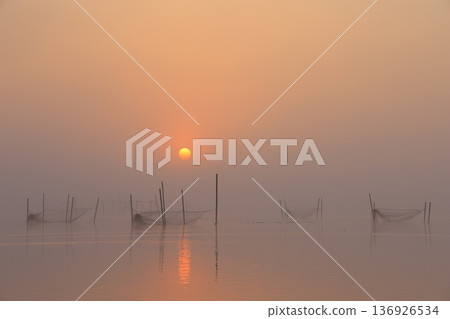 日出時分，霧氣繚繞的景色 136926534