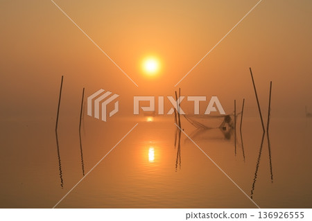 日出時分,霧氣繚繞的景色 日出時分,霧氣繚繞的景色 136926555