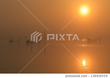 日出時分,霧氣繚繞的景色 日出時分,霧氣繚繞的景色 136926559