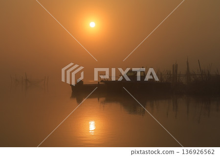 日出時分,霧氣繚繞的景色 日出時分,霧氣繚繞的景色 136926562