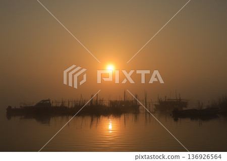 日出時分,霧氣繚繞的景色 日出時分,霧氣繚繞的景色 136926564