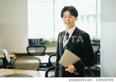 二十多歲的年輕商人 二十多歲的年輕商人 136926569