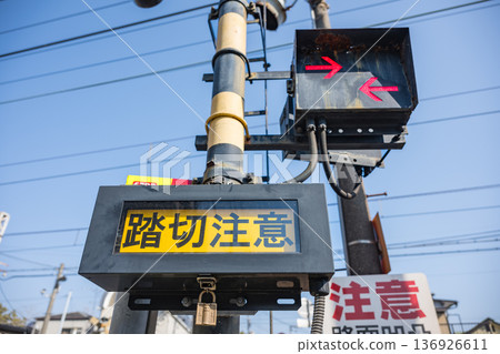 鐵路道口警報器，可對來自上行和下行線路的列車接近發出警告。 136926611