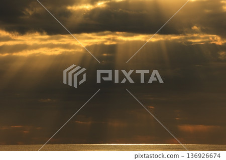 在晨光中染色的海 在晨光中染色的海 136926674