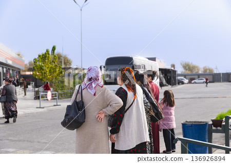 在烏茲別克的一個加油站，一些婦女正在等待一輛無牌計程車。 136926894