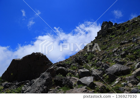 從那須山登山道上可以看到茶須岳。 136927030