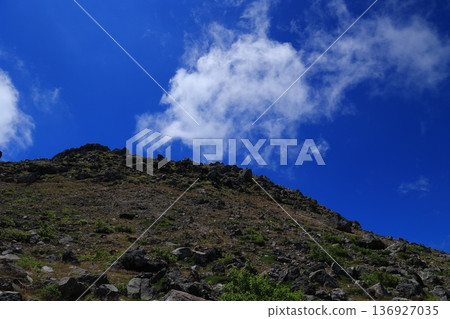 從那須山登山道上可以看到茶須岳。 從那須山登山道上可以看到茶須岳。 136927035
