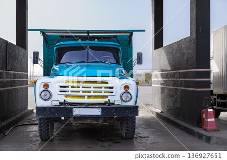 一輛老式卡車正在烏茲別克的一個加油站加油 136927651