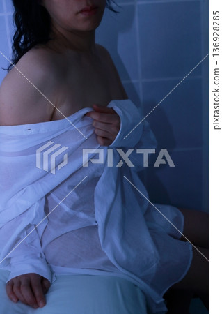 身穿白襯衫的女子坐著 136928285
