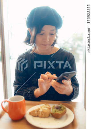 成年女性在咖啡館享用甜點 136928825