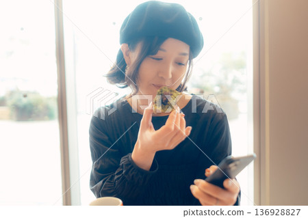 成年女性在咖啡館享用甜點 136928827