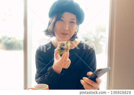 成年女性在咖啡館享用甜點 136928829