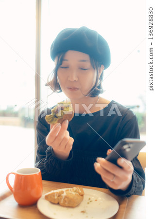 成年女性在咖啡館享用甜點 成年女性在咖啡館享用甜點 136928830