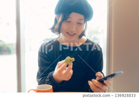 成年女性在咖啡館享用甜點 136928833