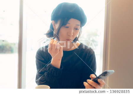 成年女性在咖啡館享用甜點 成年女性在咖啡館享用甜點 136928835
