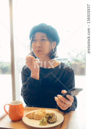 成年女性在咖啡館享用甜點 成年女性在咖啡館享用甜點 136928837