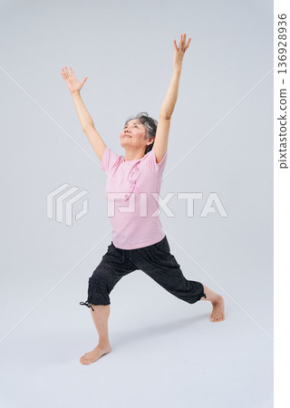 做瑜珈姿勢的資深婦女 做瑜珈姿勢的資深婦女 136928936