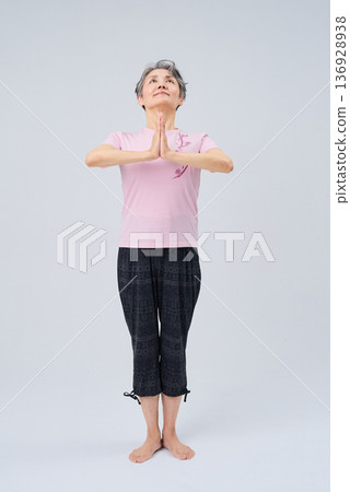 Senior woman doing yoga poses 136928938