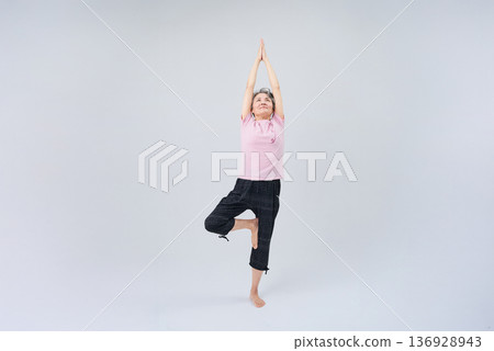 做瑜珈姿勢的資深婦女 136928943