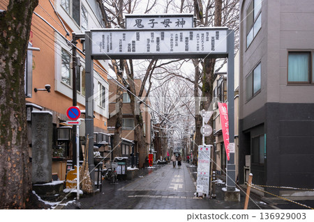 前往雜司谷鬼志茂神社的路上飄著雪。 136929003