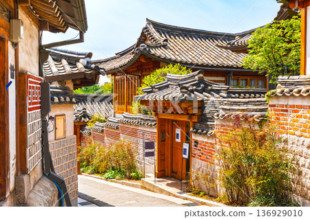首爾北村韓屋村，傳統韓屋沿街而立 136929010